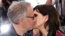 Aktor Fabrice Luchini mencium aktris Juliette Binoche saat Festival Film Cannes ke-69 di Cannes , Prancis , 13 Mei 2016. Hebohnya di acara ini, Fabrice Luchini mencium mesra kedua pemeran wanita yang bermain film bersamanya. (REUTERS / Yves Herman)