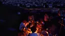 Penggembala menyiapkan makanan di kamp mereka di distrik Faridabad, New Delhi, 24 Maret 2015. Sebuah penelitian baru dari PBB memprediksi bahwa India akan melampaui China sebagai negara dengan penduduk terbanyak pada tahun 2022. (AFP PHOTO/MONEY SHARMA)