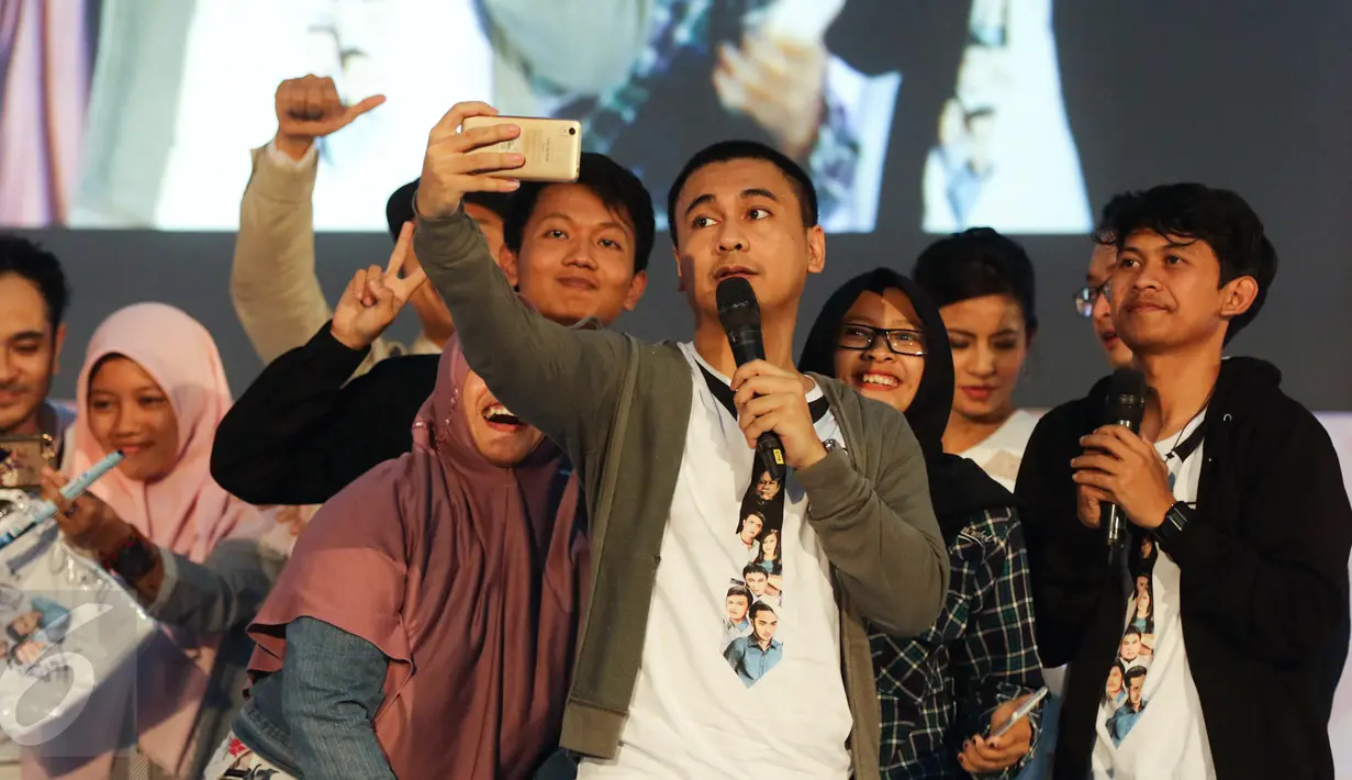 Pemain film The Guys, Raditya Dika berswafoto dengan para peserta Emtek Goes To Campus (EGTC) 2017 di Auditorium Universitas Negeri Semarang, Rabu (5/4). Untuk memulai EGTC 2017 dipilihlah kota Semarang, Jawa tengah.  (Liputan6.com/Yoppy Renato)