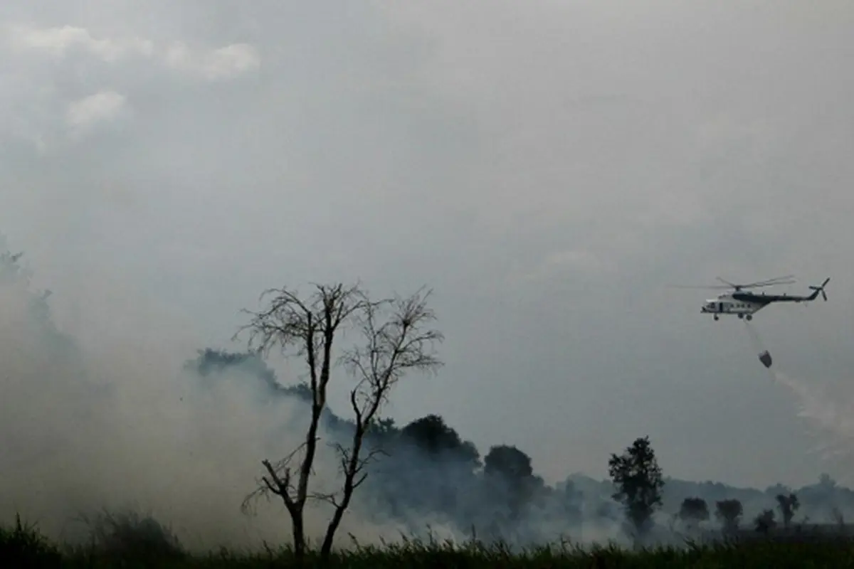 Heli Water Bombing melakukan operasi pemadaman hutan dan lahan yang terbakar di provinsi Riau 