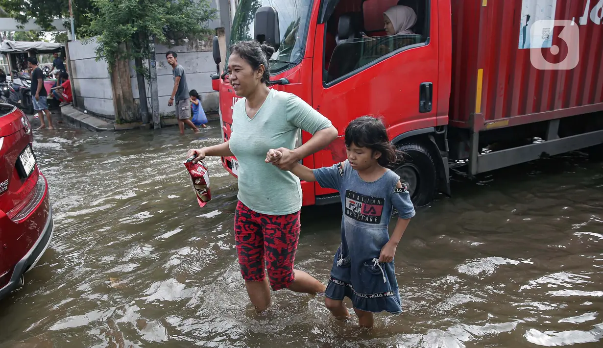 Genangan air berdampak pada kemacetan arus lalu lintas di sepanjang jalan raya Kamal, Cengkareng, Jakarta Barat. (Liputan6.com/Angga Yuniar)
