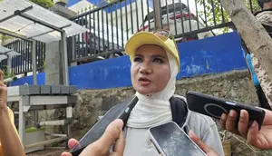 Rumah hingga Kafe Berdiri di Bantaran Ciliwung Depok
