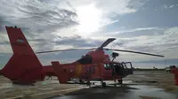 Satu unit helikopter HR-3604 jenis Dauphin bertolak dari Bandara Kertajati untuk memantau dari udara terkait keberadaan kapal motor Putra Barokah SN, Selasa (8/2/2022). (Foto: Dok. Basarnas)