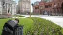 Seorang perwira polisi memeriksa tempat sampah di depan Istana Kepresidenan di Buenos Aires, Argentina, Kamis (29/11). KTT G20 akan berlangsung di Buenos Aires pada 30 November-1 Desember 2018. (AP Photo/Sebastian Pani)