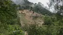 Foto dari udara memperlihatkan lokasi tanah longsor di Desa Liujing, Distrik Wulong, Chongqing, China (26/7/2020). Kondisi tanah yang longsor dalam bencana itu sendiri saat ini tidak stabil. Para pejabat setempat mengatakan sejauh ini 520 penduduk lokal sudah dievakuasi. (Xinhua/Huang Wei)