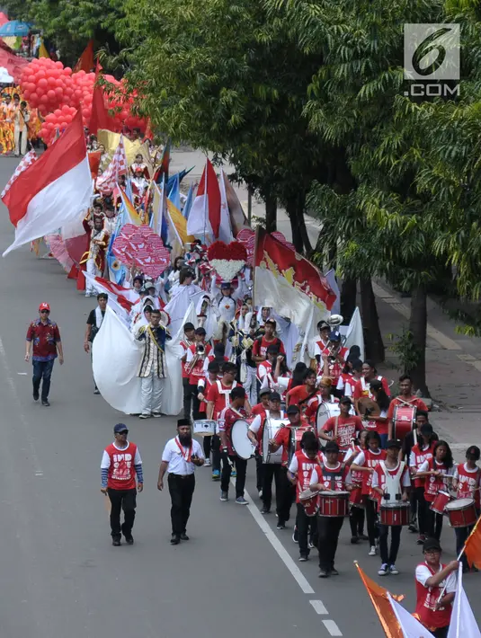 Sejumlah umat Kristiani melakukan kirab perayaan Paskah di Jalan MH Thamrin, Jakarta, Minggu (4/1). Kirab ini dimulai dari Bundaran Hotel Indonesia dan berakhir di gereja Immanuel Jakarta. (Liputan6.com/Helmi Fithriansyah)