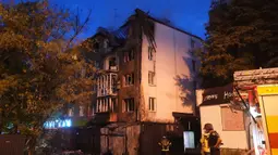 Kepala administrasi militer Kyiv, Tymur Tkachenko, dalam pernyataannya menyebut jumlah korban luka bertambah menjadi 11 orang. (AP Photo/Efrem Lukatsky)