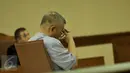 Terdakwa kasus dugaan korupsi pengadaan UPS, Alex Usman saat mendengarkan vonis hakim di Pengadilan Tipikor, Jakarta, Kamis (10/3/2016). Majelis Hakim menjatuhi hukuman kepada Alex Usman 6 tahun penjara dan denda Rp 500 juta. (Liputan6.com/Gempur M Surya)