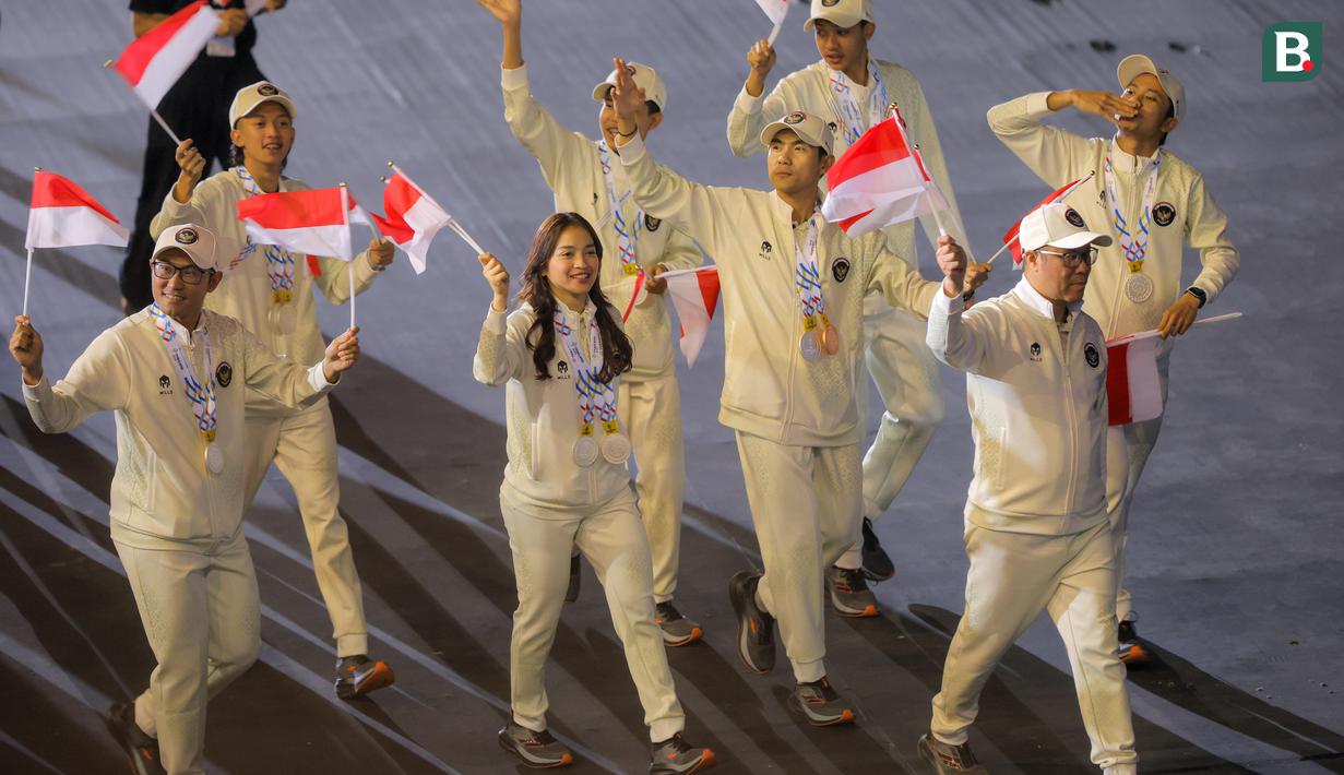 Kontingen Indonesia berdefile dalam penutupan SEA Games 2025 yang berlangsung di Rajamangala Stadium, Bangkok, Sabtu (20/12/2025) malam WIB.