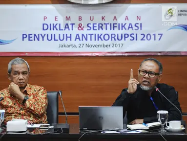 Mantan pimpinan KPK, Bambang Widjojanto (kanan) menyampaikan pandangan kepada peserta Diklat & Sertfikasi Penyuluh Antikorupsi di Gedung KPK, Jakarta, Senin (27/11). Acara diikuti dari berbagai instansi. (Liputan6.com/Helmi Fithriansyah)