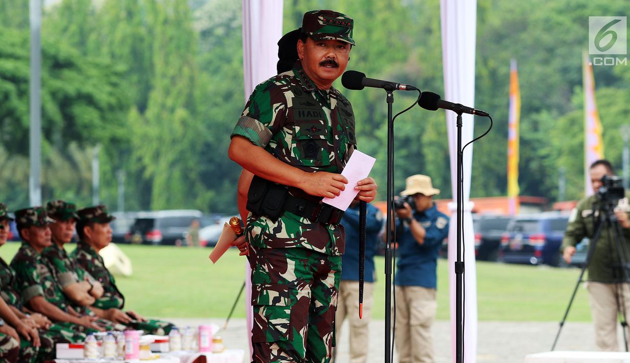 Panglima TNI Marsekal Hadi Tjahjanto memberi sambutan saat memimpin Apel Kesiapan Natal, Tahun Baru dan Pemilu 2019, Jakarta, Jumat (30/11). Apel diikuti 50.000 personel dari AD, AL, AU, dan Polri. (Liputan6.com/Johan Tallo)