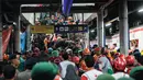 Para petugas penyelamat berupaya menyelamatkan salah satu korban yang terjebak di dalam gerbong setelah lokomotif Kereta Api Jarak Jauh (KAJJ) Argo Bromo Anggrek menabrak gerbong belakang Kereta Rel Listrik (KRL) Commuter Line di stasiun Bekasi Timur, Bekasi, Jawa Barat pada Selasa 28 April 2026. (Yasuyoshi Chiba/AFP)