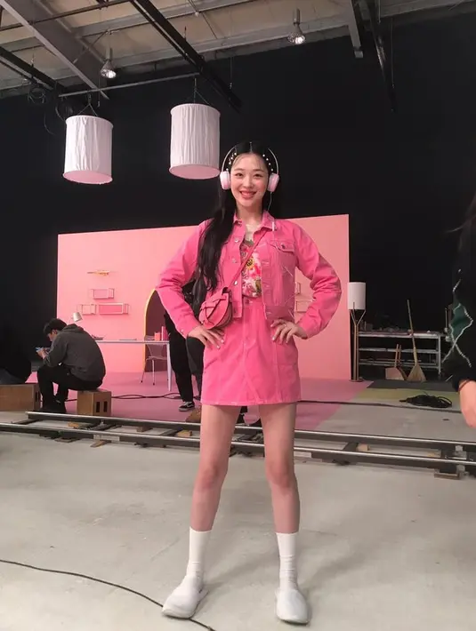 <p>Secara khusus, Dear Jinri akan tayang perdana di dunia melalui pemutarannya di bagian Angle section at the 28th Busan International Film Festival (BIFF). BIFF tahun ini akan diadakan selama 10 hari dari tanggal 4 Oktober hingga 13 Oktober di sekitar Busan Cinema Center. (Foto: Instagram Sulli/ jelly_jilli)</p>
