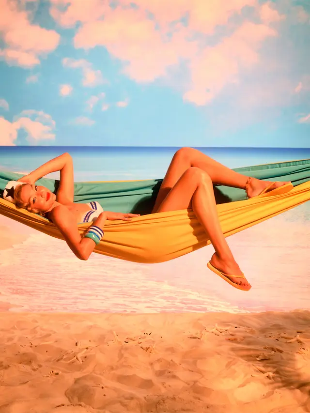 Intip Koleksi Sandal Rancangan Gigi Hadid untuk Havaianas: Sentuhan California yang Chic!