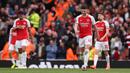 Reaksi kecewa para pemain Arsenal, Declan Rice dkk setelah kebobolan gol kedua oleh striker Aston Villa, Ollie Watkins pada laga pekan ke-33 Premier League 2023/2024 di Emirates Stadium, London, Minggu (14/4/2024). (AFP/Adrian Dennis)