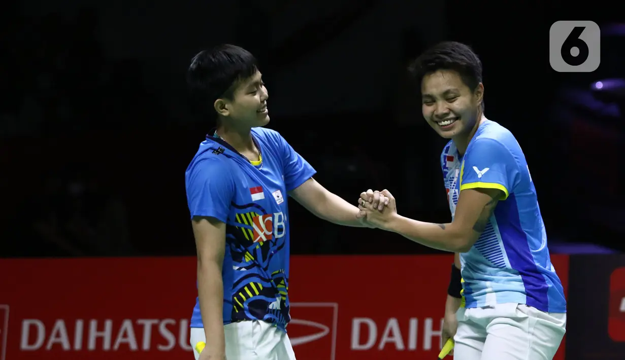 Pebulu tangkis ganda putri Indonesia, Apriyani Rahayu/Siti Fadia Silva Ramadhanti saat bertanding melawan Pearly Tan/ Thinaah Muralitharan (Malaysia) pada Semifinal Indonesia Masters 2022 di Istora Senayan, Jakarta, Sabtu (11/6/2022). Apriyani/Siti Fadia unggul dan melaju ke Final Indonesia Masters 2022. (Liputan6.com/Helmi Fithriansyah)