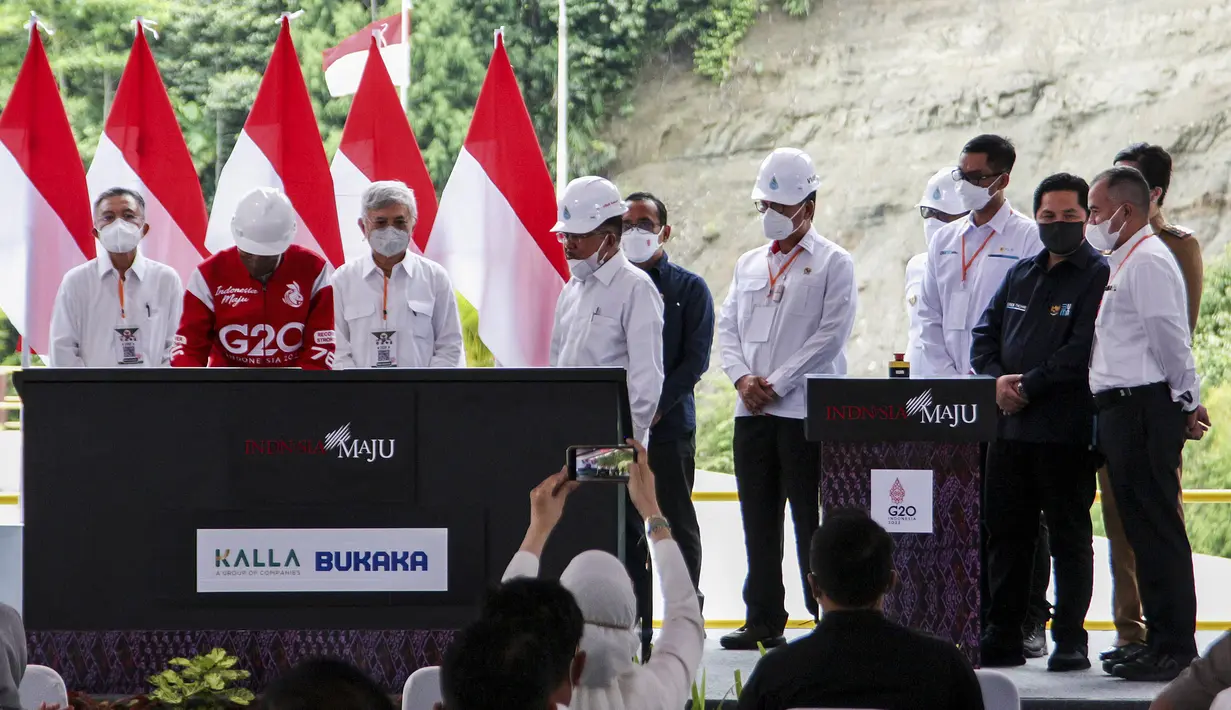 Presiden Joko Widodo (kedua kiri) didampingi Menteri ESDM Arifin Tasrif, Menteri BUMN Erick Thohir, Dewan Penasehat Kalla Group Jusuf Kalla, Direktur Utama PLN Darmawan Prasodjo saat meresmikan pengoperasian PLTA Poso dan PLTA Malea di Poso, Sulawesi Tengah, Jumat (25/2/2022). (Dok PLN)