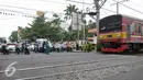 Sejumlah kendaraan menunggu kereta commuterline di perlintasan sebidang Duren Kalibata, Jakarta, (13/9). Dirjen Perkeretaapian Kemenhub usulkan Pemprov DKI Jakarta menutup 19 perlintasan sebidang di wilayah DKI Jakarta. (Liputan6.com/Yoppy Renato)