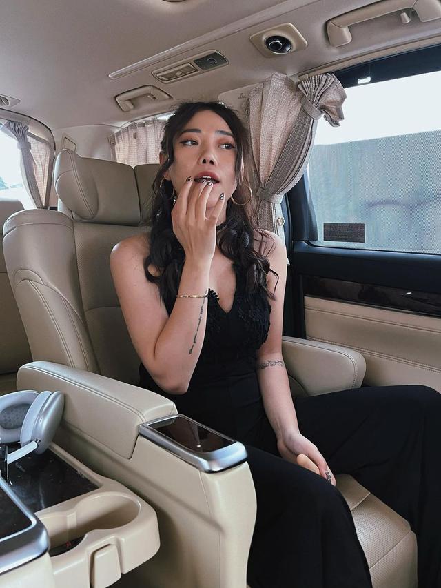 Gaya Seksi Wendy Walters Istri Reza Arap Pakai Outfit Serba Hitam