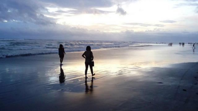 740 Gambar Romantis Sepasang Kekasih Di Pantai HD Terbaik