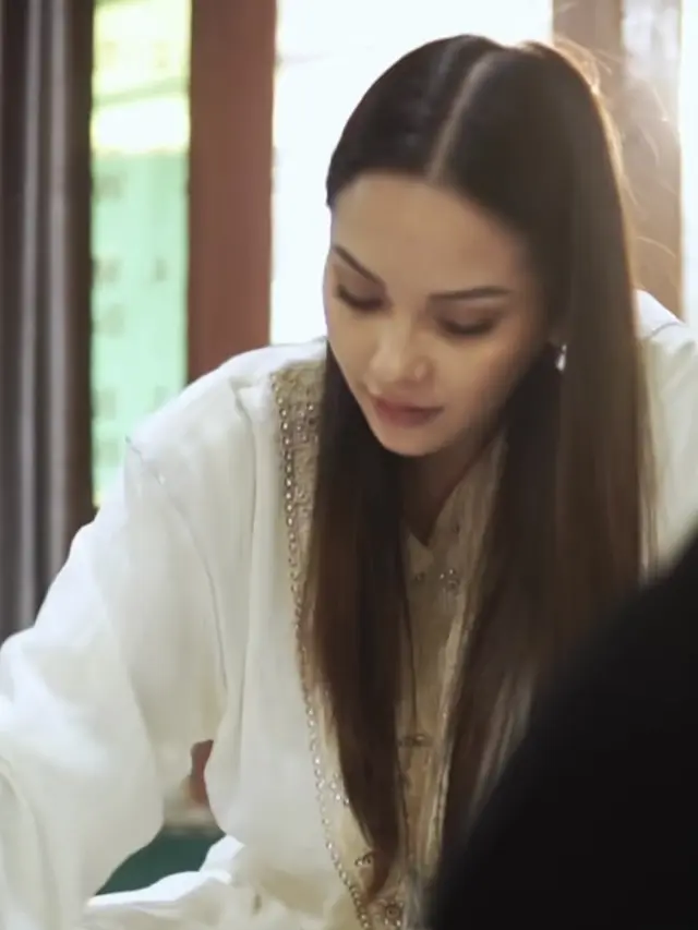 Alyssa Daguise Dibalut Kaftan Putih Saat Rayakan Ulang Tahun ke-26 Bersama Anak-anak di Panti Asuhan. [@alyssadaguise]