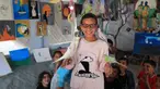 Anak-anak pengungsi Palestina mengikuti sesi dukungan psikologis di sebuah studio seni yang menggunakan hewan peliharaan dan burung di daerah Al-Zawaida, Jalur Gaza Tengah, pada Selasa 21 April 2026. Sejumlah anak-anak pengungsi Palestina mengikuti sesi konseling psikologis di sebuah studio seni di daerah Al-Zawaida, Jalur Gaza Tengah, pada Selasa 21 April 2026. (Eyad Baba/AFP)