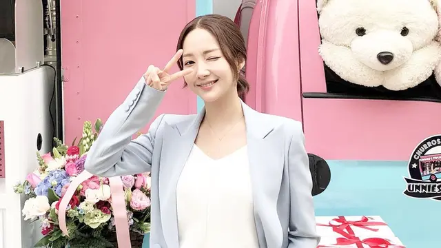 Potret Park Min-young Bergaya Bak Sekretaris, Cocok Tampil Elegan