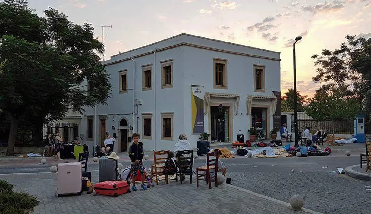 Sejumlah warga tidur di lapangan mengantisipasi adanya gempa susulan di wilayah Kos Yunani, Jumat (21/7). Sebelumnya, gempa besar dengan berkekuatan 7,0 SR pernah terjadi pada 1999 dan menewaskan lebih dari 17.000 orang. (Kalymnos-news.gr via AP)