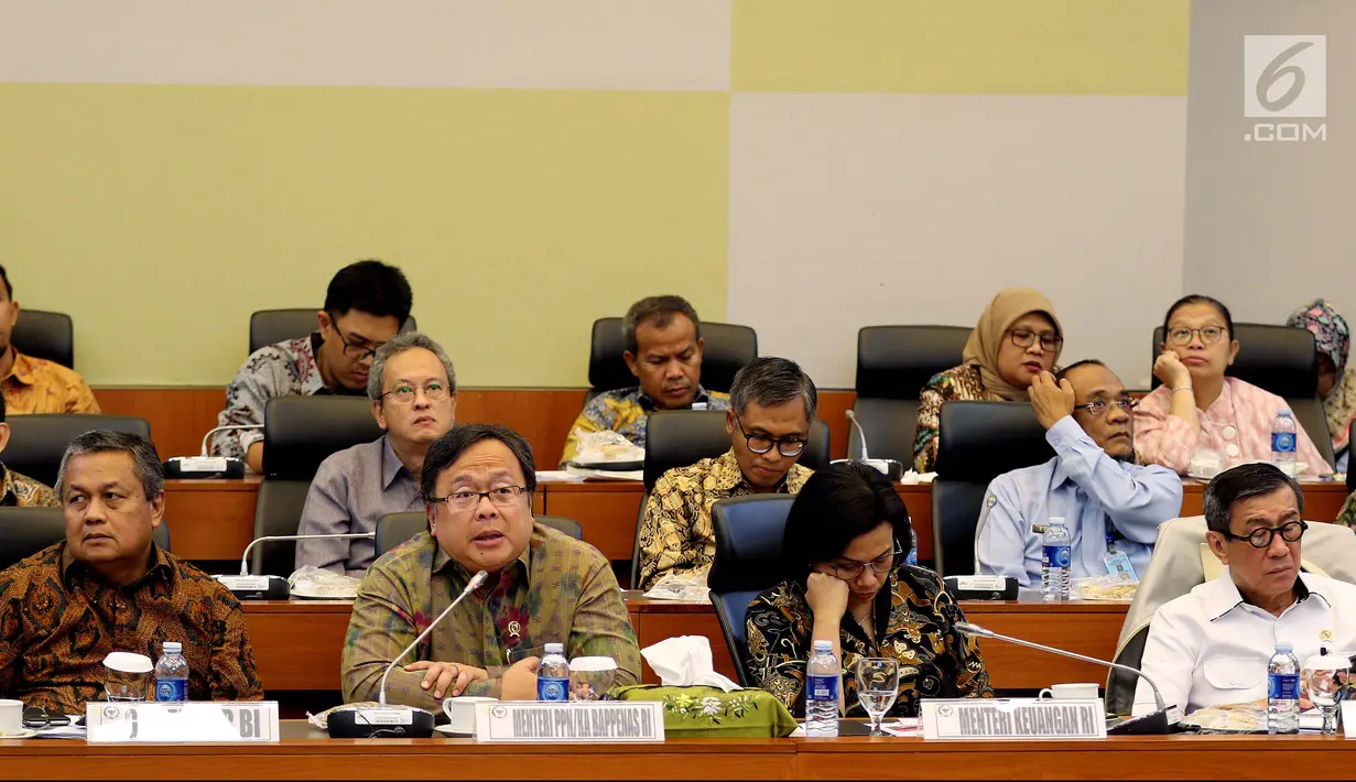 Menteri Keuangan Sri Mulyani, Menkumham Yasonna Laoly, Menteri PPN/Kepala Bappenas Bambang Brodjonegoro, dan Gubernur Bank Indonesia (BI) Perry Warjiyo saat rapat kerja dengan Banggar DPR, Jakarta, Selasa (4/9). (Liputan6.com/JohanTallo)