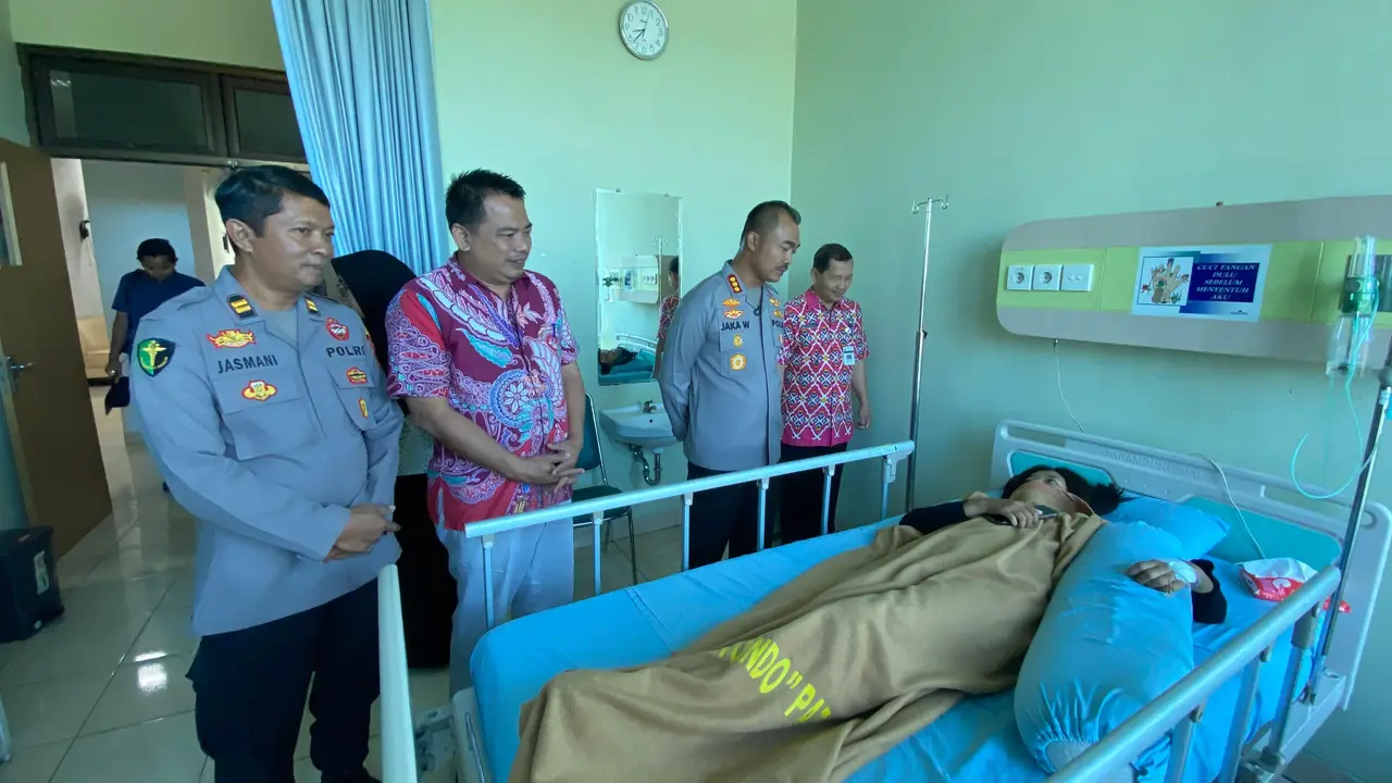 Kapolresta Pati membesuk sejumlah korban kerusuhan Demo Pati di RSUD Soewondo.