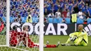 Kesedihan kiper Austria, Robert Almer, setelah timnya kalah dari Islandia pada laga terakhir Grup F Piala Eropa 2016 di Stade de France, Paris, Rabu (23/6/2016). (AFP/Odd Andersen)