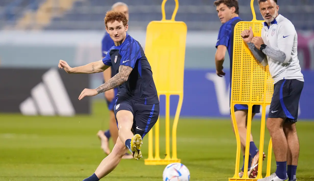 Josh Sargent mengikuti sesi latihan resmi di Stadion Al-Gharafa SC, Doha, Senin (28/11/2022). Josh Sargent merupakan penyerang dalam timnas AS dan klub Liga Inggris Norwich City. (AP Photo/Ashley Landis)