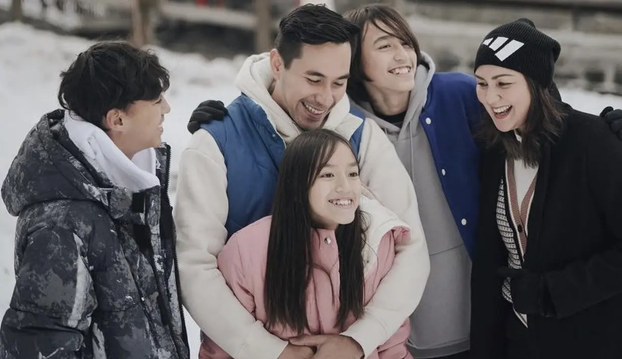 Darius dan Donna Agnesia, mengajak anak-anaknya menghabiskan tahun 2021 di Swiss. Seluruh keluarga mengenakan pakaian masum dingin. Donna tampil mengenakan coat hitam dan vest rajut. Dipadukan bannie hitam. Dok.dagnesia