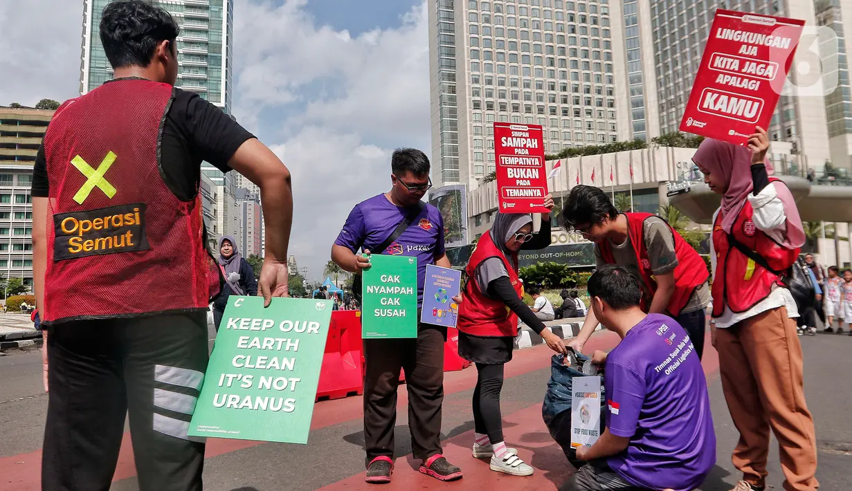 Relawan 'Operasi Semut' dari berbagai komunitas mengajak para pengunjung CFD untuk memungut sampah di Kawasan Bundaran HI, Jakarta, Minggu (19/2/2023). Relawan mengatakan pihaknya pernah memungut sampah minimal 8 kg saat CFD. Namun, menurut Farid, dia juga sempat memungut sampai 15 kg saat CFD. (Liputan6.com/Angga Yuniar)