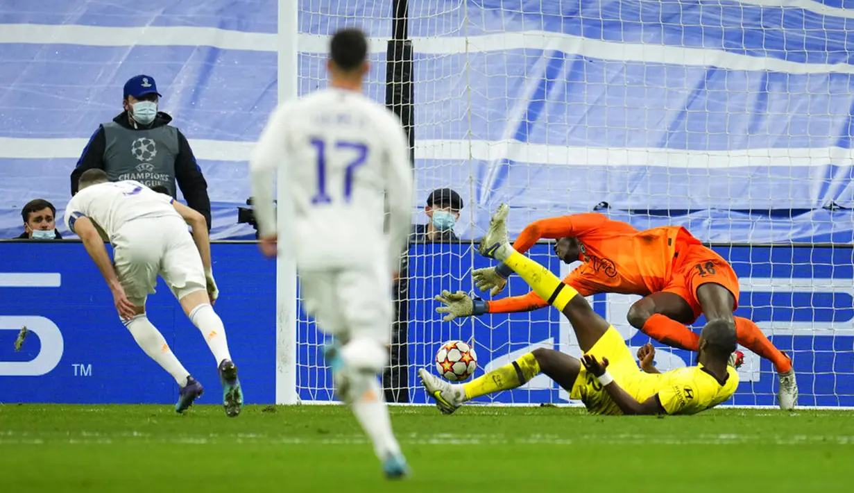Pemain Real Madrid Karim Benzema (kiri) mencetak gol ke gawang Chelsea pada pertandingan leg kedua perempat final Liga Champions di Stadion Santiago Bernabeu, Madrid, Spanyol, 12 April 2022. Real Madrid kalah 2-3. (AP Photo/Manu Fernandez)