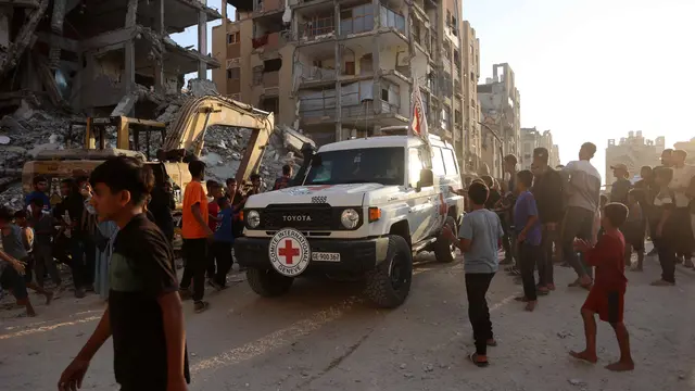 Komite Palang Merah Internasional Bersama Warga Cari Korban di Bawah Reruntuhan Bangunan Gaza