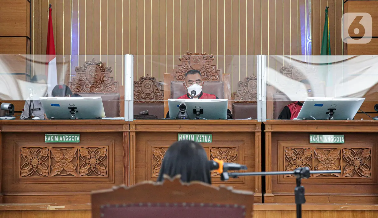 Majelis hakim memimpin sidang lanjutan kasus pembunuhan Brigadir Yosua Hutabarat atau Brigadir J dengan terdakwa Putri Candrawathi di Pengadilan Negeri Jakarta Selatan, Jakarta, Rabu (26/10/2022). Sidang itu beragenda mendengarkan pembacaan putusan sela. (Liputan6.com/Faizal Fanani)