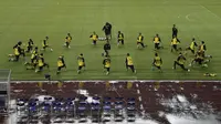 Para pemain Dortmund melakukan pendinginan usai latihan di Guangdong, Cina, Senin (17/7/2017). Dortmund akan menghadapi AC Milan pada laga International Champions Cup. (AFP)