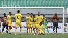 Pemain Bhayangkara FC merayakan gol yang dicetak Putu Gede ke gawang Perseru Serui pada laga Liga 1  di Stadion Patriot, Bekasi, Kamis (20/4/2017). Skor berakhir 2-1 untuk kemenangan Bhayangkara FC. (Bola.com/M Iqbal Ichsan).
