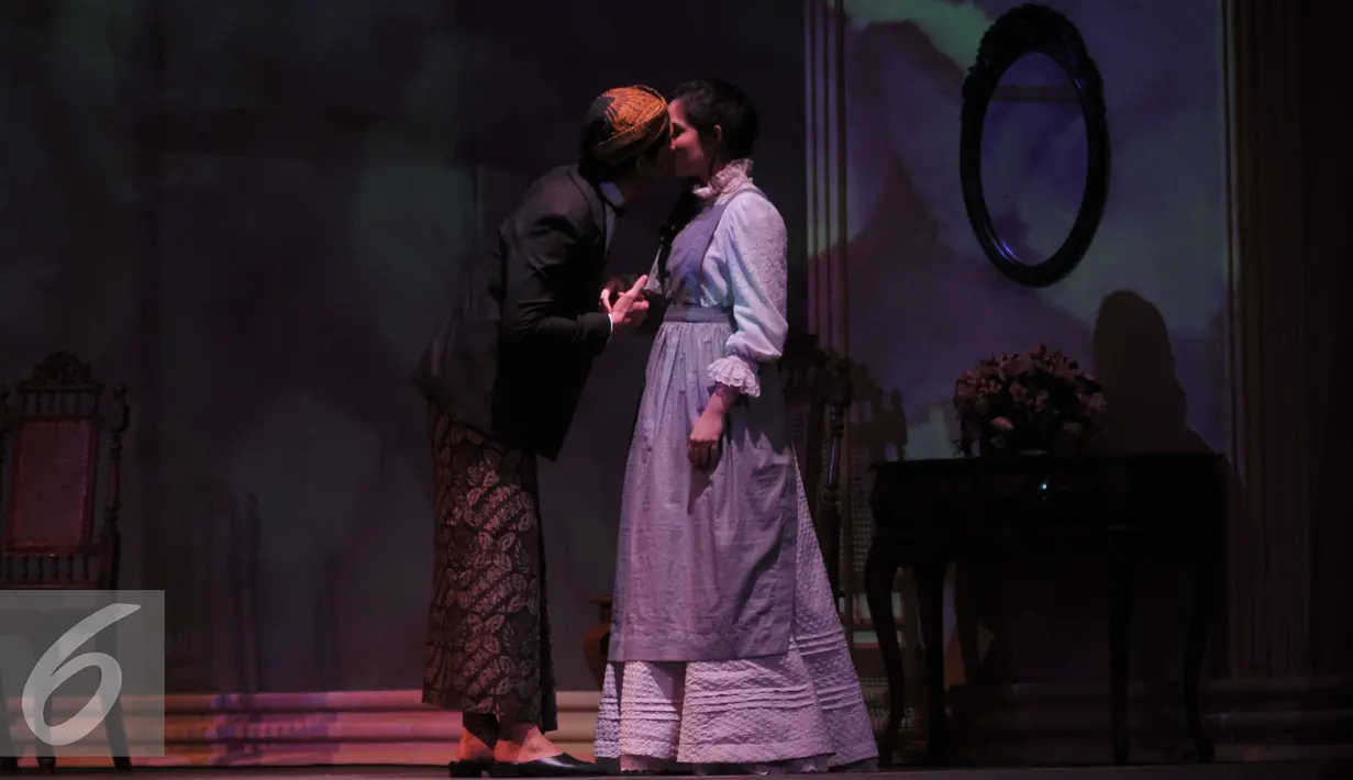 Reza Rahadian mencium Chelsea Islan dalam pertunjukan 'Bunga Penutup Abad' di Gedung Kesenian Jakarta, Rabu, (24/8). Pertunjukan teater tersebut diadaptasi dari novel karya Pramoedya Ananta Toer. (Liputan6.com/Gempur M  Surya)