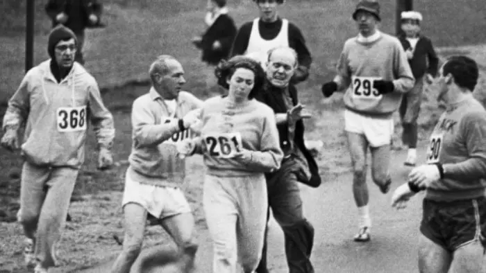 Kathrine Switzer saat diserang panitia dalam Boston Marathon (AP)