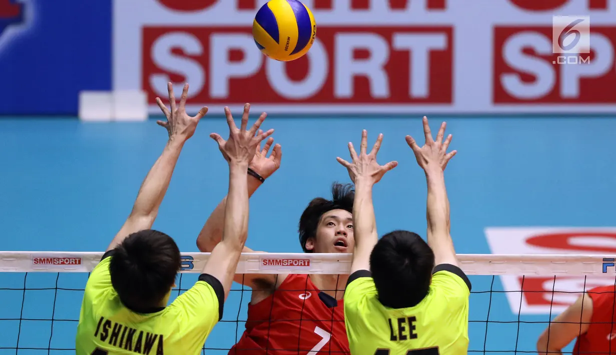 Pemain Timnas voli putra Korea, Lee Kangwon (tengah) melakukan smes saat melawan Jepang pada Kejuaraan Voli Asia 2017 di GOR Tri Dharma, Gresik, Rabu (26/7). Korea unggul 3-2. (Liputan6.com/Helmi Fithriansyah)