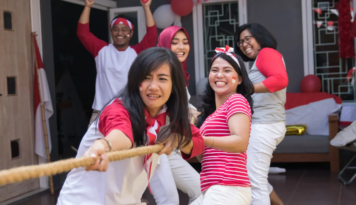 8. Tarik tambang: 
Tarik tambang dibutuhkan kerja sama tim dan kekuatan fisik, lomba yang sangat cocok dengan karakter Gemini. Gemini juga terbiasa tarik ulur dalam banyak hal, mirip dengan lomba tarik tambang. (Odua Images/Shutterstock)