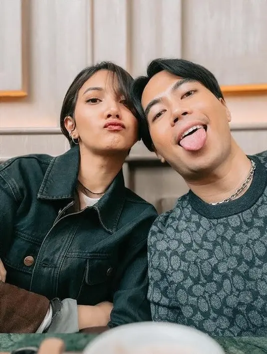 Keduanya kompak memamerkan rambut belah tengah. Bahkan pelantun lagu Nuansa Bening itu mengaku kalah ganteng. (Liputan6.com/IG/@vidialdiano).