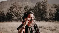 Dari Gunung Mahameru, Prau hingga Papadanyan sudah suami Aqia taklukkan. Menggunakan kacamata hitam dengan tas carier, Fiersa siap menaklukkan gunung Arjuno, Welirang, Jawa Timur. (Liputan6.com/IG/@fiersabesari)