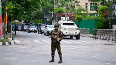 Personel militer Bangladesh berjaga di sepanjang jalan di tengah protes anti-kuota PNS, Dhaka, 23 Juli 2024. (Munir UZ ZAMAN/AFP)