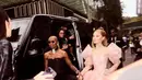 Grande mengikat rambutnya setengah dengan sanggul di satu sisi wajahnya. Ia memakai palet riasan alami dengan sedikit riasan mata kucing dan bibir merah muda mengilap. [@arianagrande].
