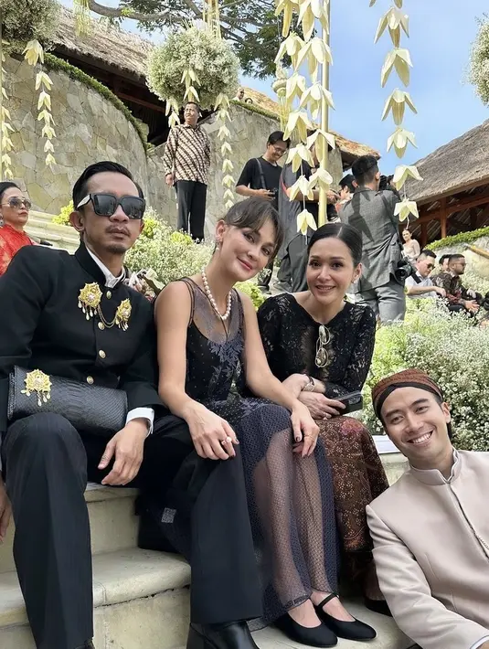 Aming juga hadir dengan beskap hitam serasi dengan celananya, dipadukan inner kemeja hitam dan bros keemasan. [@lunamaya]