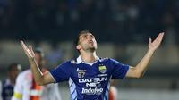 Ekspresi pemain Persib, Ilija Spasojevic, saat bertanding melawan Pusamania Borneo FC dalam laga leg kedua perempatfinal Piala Presiden 2015 di Stadion Si Jalak Harupat, Bandung, Sabtu (26/9/2015). (Bola.com/Arief Bagus)