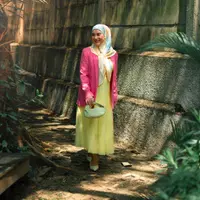 Mengenakan outfit tabrak warna saat liburan bisa jadi pilihan asyik. Outfit warna terang pun akan menularkan energi positif dan lebih bersemangat. Di sini Irish memadukan long dress dengan blazer serta hijab yang mana ketoganya memiliki warna yang berbeda namun tetap nyaman untuk dilihat. [Foto: Instagram/_irishbella_]